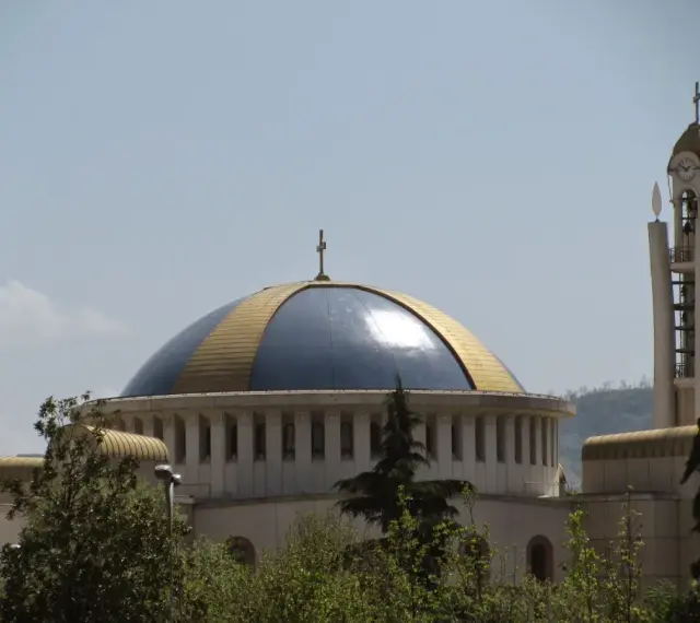 Imponująca kopuła i wieża kościelna w Albanii, symbolizujące bogactwo religii w tym kraju.