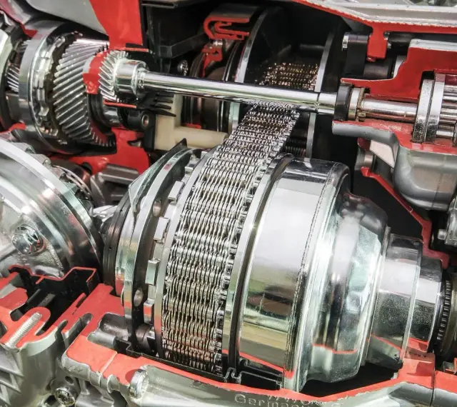 Przekrój skrzyni biegów CVT z widocznym łańcuchem i elementami mechanicznymi.