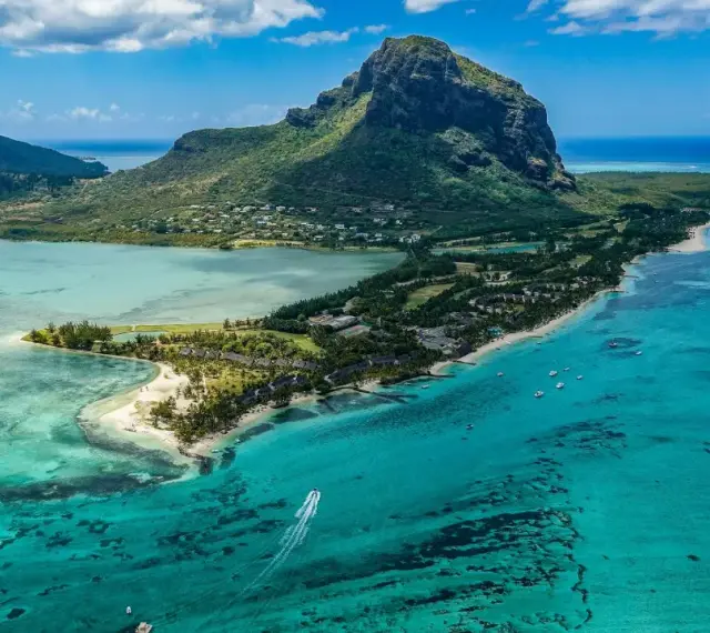 Widok na Le Morne Brabant, Mauritius. Czy warto tu przyjechać? Turkusowa woda, plaże i góry zachwycają.