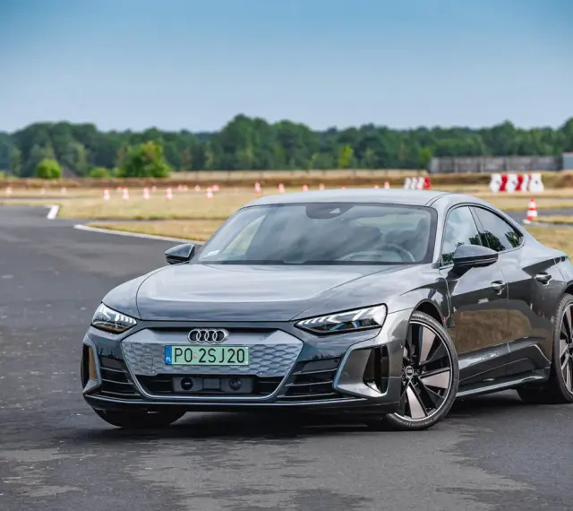 Szary Audi e-tron GT na torze wyścigowym, gotowy do jazdy.