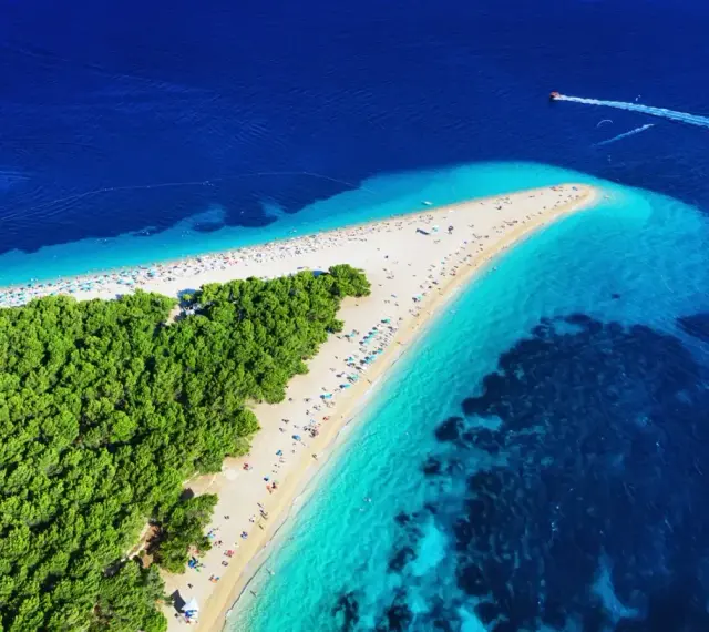 Zlatni Rat, Chorwacja. Ciekawostki o tym miejscu: plaża zmienia kształt pod wpływem wiatru i fal.