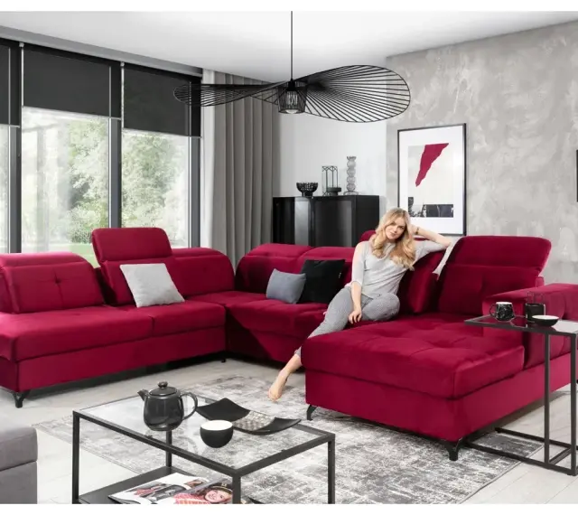 Elegancki salon z bordową kanapą. Szarości i czerń to kolory, które pasują do bordowego, tworząc stylowe wnętrze.