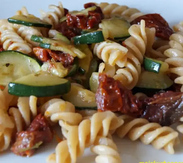 Pyszne fusilli z cukinią i suszonymi pomidorami, danie pełne słońca i smaku.