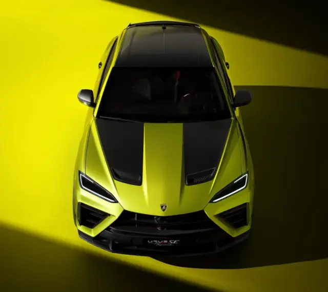 Jaskrawozielony Lambo Urus z czarnymi pasami na masce i dachu, prezentowany z lotu ptaka na żółtym tle.