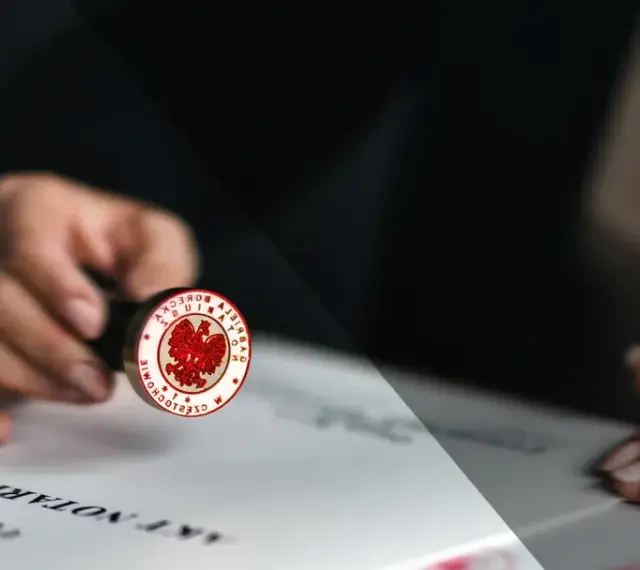 Notariusz stempluje dokument, finalizując akt poświadczenia dziedziczenia.