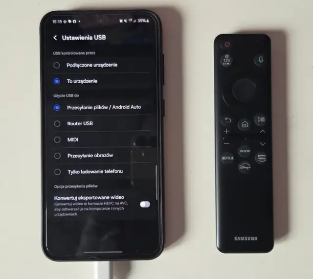 Telefon podłączony do telewizora przez USB. Ustawienia USB na ekranie telefonu pokazują opcje przesyłania plików, co jest kluczowe, jak połączyć telefon z telewizorem.