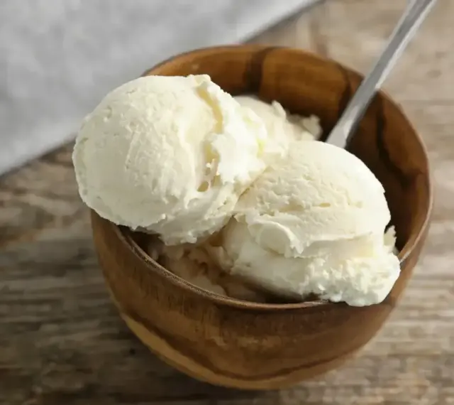 Pyszne lody śmietankowe w drewnianej misce, idealne na lato. Ten przepis na lody śmietankowe jest prosty i szybki.