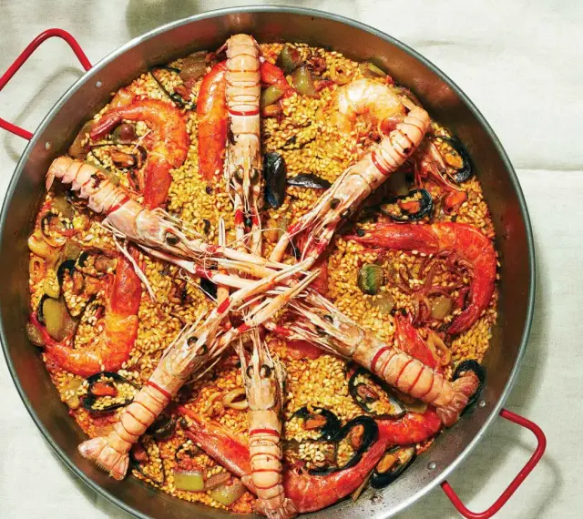 Pyszna paella z owocami morza, ryżem i warzywami. Idealny przepis na paellę dla każdego smakosza.