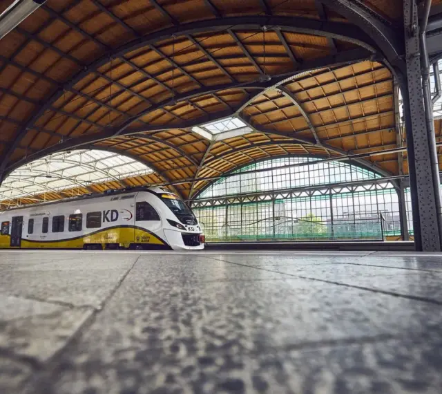 Nowoczesny pociąg KD czeka na pasażerów na peronie. Niedługo ruszy w podróż z Legnicy do Wrocławia.