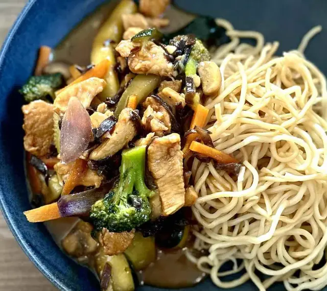 Pyszne dania z sosem teriyaki: kurczak z warzywami i makaronem.