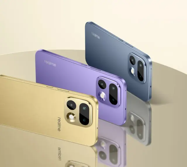 Trzy smartfony marki realme w kolorach złotym, fioletowym i niebieskim prezentują się elegancko. realme to firma znana z innowacyjnych urządzeń.