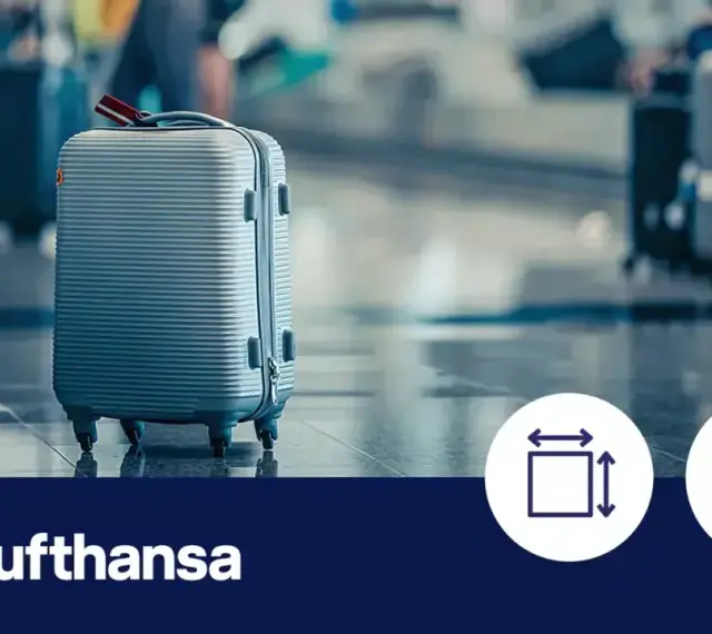 Srebrna walizka na kółkach, idealna jako lufthansa bagaż podręczny. W tle lotniskowy gwar, obok ikony wymiarów i wagi.