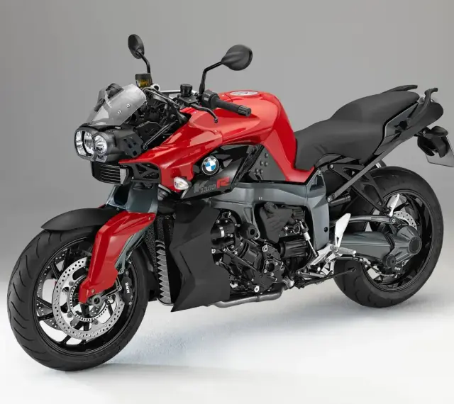 Czerwony motocykl BMW K1300 z czarnymi elementami, gotowy do jazdy.