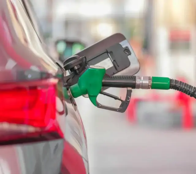 Tankowanie mojego Kia Ceed 1.6 CRDi. Zielona dysza dystrybutora paliwa wlewa diesla do baku.