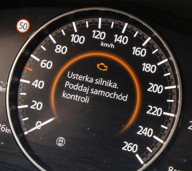 Na desce rozdzielczej świeci się kontrolka "usterka silnika", informując o konieczności wizyty w serwisie. To sygnał, że auto jest w trybie awaryjnym.