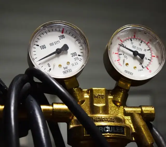 Dwa manometry wskazują nieprawidłowe ciśnienie, co może być objawem uszkodzonego reduktora LPG.