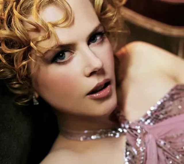 Nicole Kidman w różowej, cekinowej sukni, z burzą blond loków. Jej spojrzenie przywodzi na myśl jej niezapomniane role w filmach.