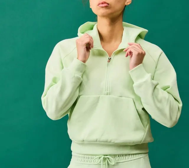 Damskie bluzy treningowe w pastelowym kolorze. Idealne na siłownię i codzienne aktywności.