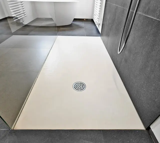 Receveur de douche blanc, quelle matière choisir pour un style moderne ? Sol gris, paroi sombre.
