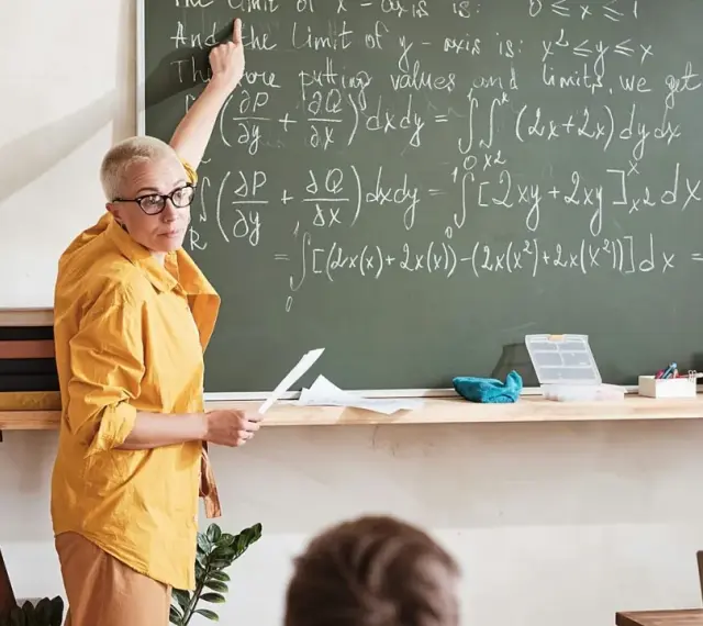Nauczycielka matematyki w Finlandii tłumaczy skomplikowane wzory. Ciekawe, ile zarabia nauczyciel w Finlandii za taką pracę?