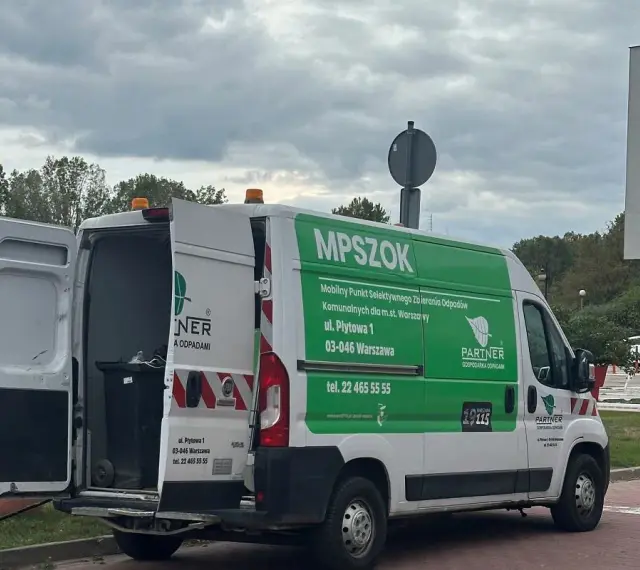 Mobilny punkt selektywnego zbierania odpadów w Warszawie. Tutaj dowiesz się, gdzie można oddać ubrania.