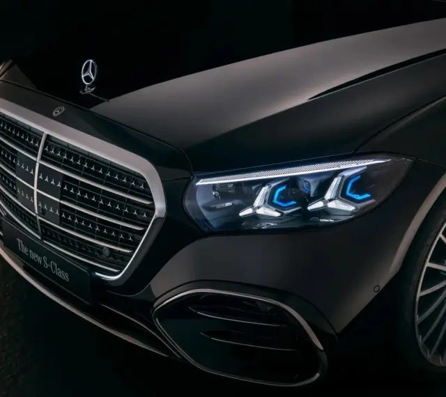 Nowy Mercedes S-Class z charakterystyczną atrapą chłodnicy i nowoczesnymi światłami LED.