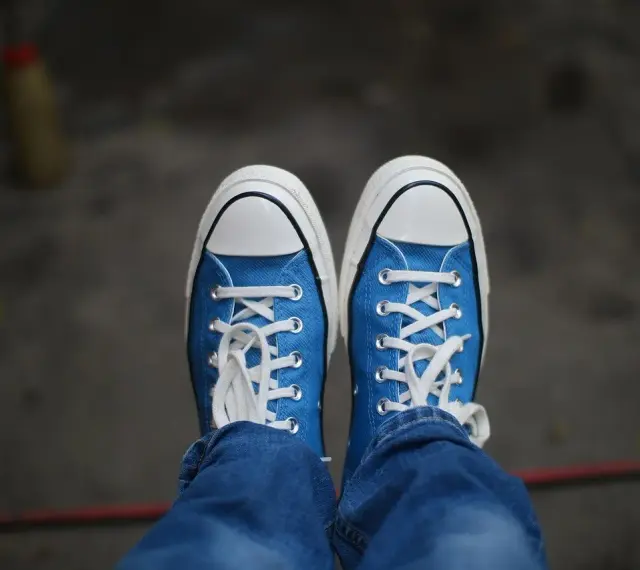 Niebieskie trampki z białymi sznurówkami i podeszwą. Czy na Zalando są oryginalne buty? Tak, można tam znaleźć autentyczne modele.