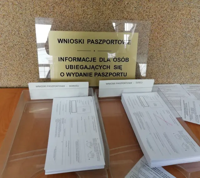 Wnioski paszportowe w Toruniu. Informacje dla osób ubiegających się o wydanie paszportu, formularze dla dorosłych i dzieci.