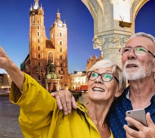 Para seniorów odkrywa urokliwy rynek, szukając ciekawych wycieczek dla seniorów.