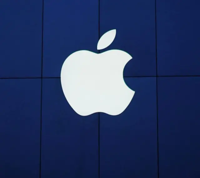 Białe logo Apple na granatowym tle. Symbolizuje wolność wyboru i innowacje w świecie technologii.