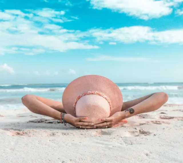 Relaks na plaży, idealny na gorące wyjazdy z Polski. Słońce, piasek i szum fal.