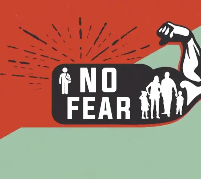 Grafika z napisem "NO FEAR" i sylwetkami rodziny w zgiętym bicepsie.