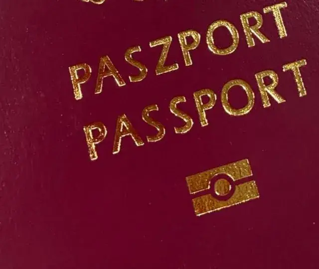 Czerwony paszport z napisem "PASZPORT" i symbolem odcisku palca. Wkrótce wizyta w biurze paszportowym w Koninie.