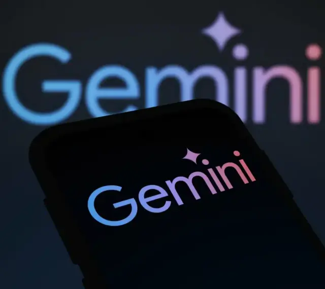 Logo Gemini na ekranie telefonu i w tle. Zastanawiasz się, gemini co to jest? To platforma do handlu kryptowalutami.