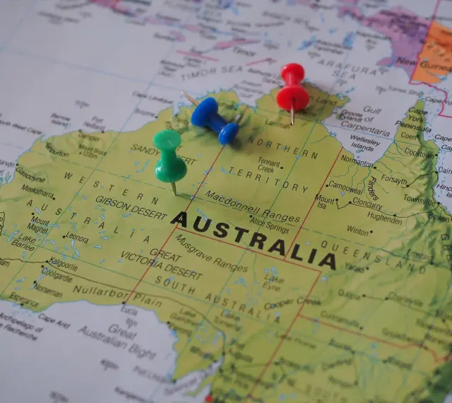 Ciekawostki o Australii: trzy pinezki zaznaczyły na mapie pustynie i pustkowia.