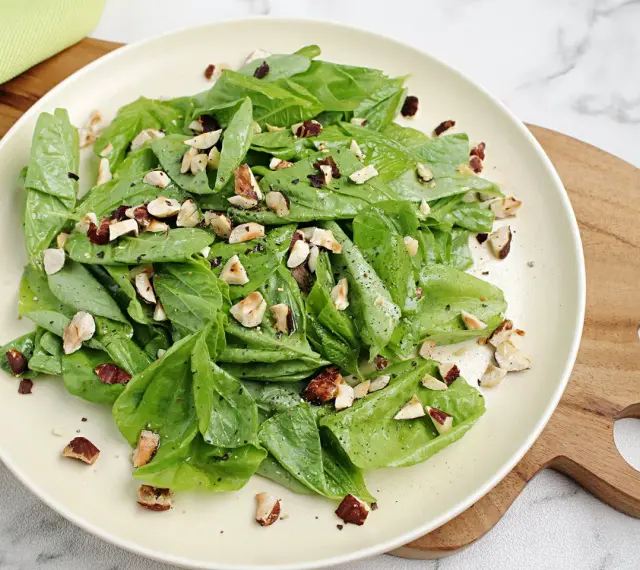 Frischer Spinatsalat mit gehackten Nüssen, ein einfaches und leckeres spinatsalat rezept.
