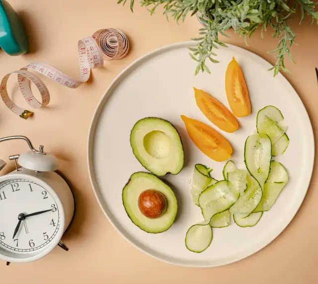 Zegar tyka, miarka czeka, a na talerzu awokado, pomidory i ogórek – idealne składniki na dieta imitująca post.