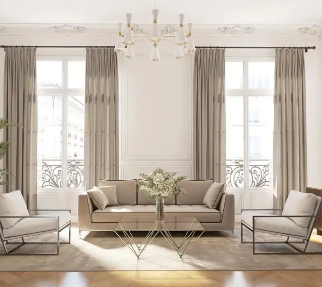 Elegancki salon w stylu klasycznym. Jasna sofa i fotele, złoty stolik kawowy, zasłony i ozdobne sztukaterie.
