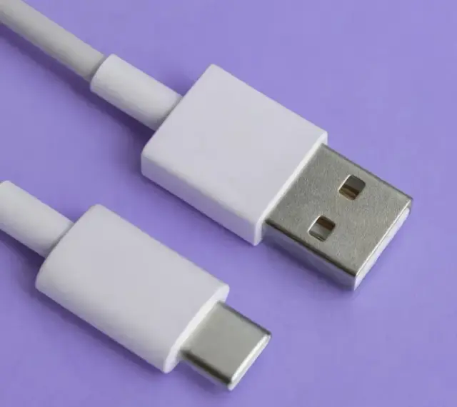 Biały kabel z wtyczkami USB-A i USB typu C na fioletowym tle.