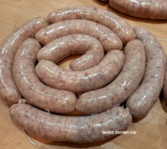 Świeża biała kiełbasa ułożona w okręgu, gotowa na przepis na 5 kg.