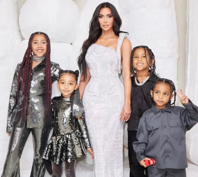 Kim Kardashian z dziećmi w błyszczących strojach. North, Saint, Chicago i Psalm pozują do rodzinnego zdjęcia.