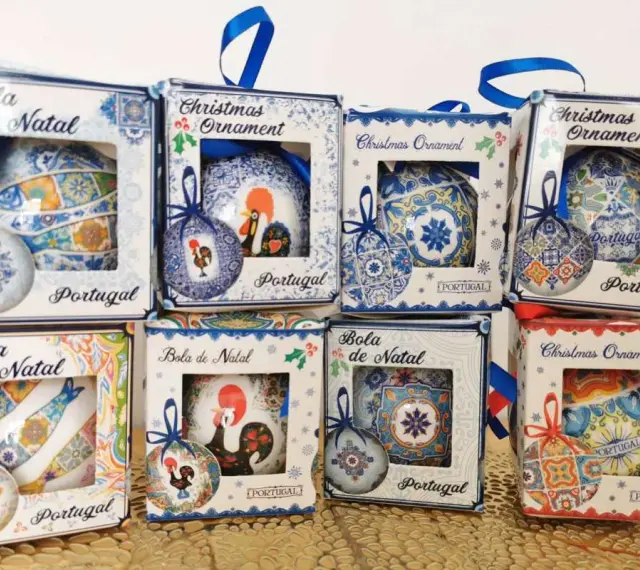 Co kupić w Portugalii? Piękne bombki choinkowe "Bola de Natal" z motywami azulejos, koguta i ryb.