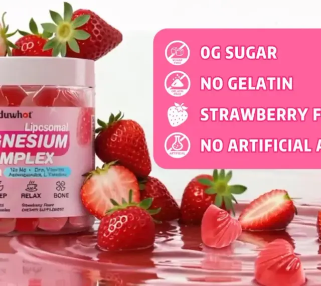 Słoik z suplementem magnezu dla kobiet, otoczony truskawkami i żelkami.