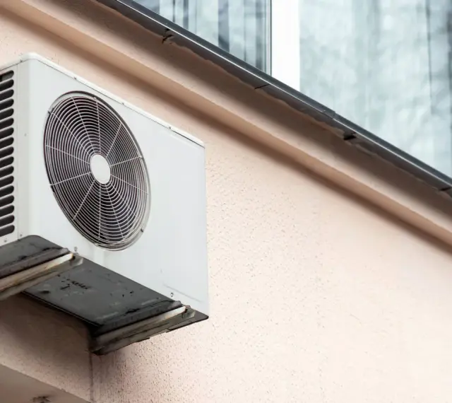 Jednostka klimatyzatora na ścianie bloku. Dlaczego wspólnoty w starych blokach masowo odmawiają zgody na klimatyzację?