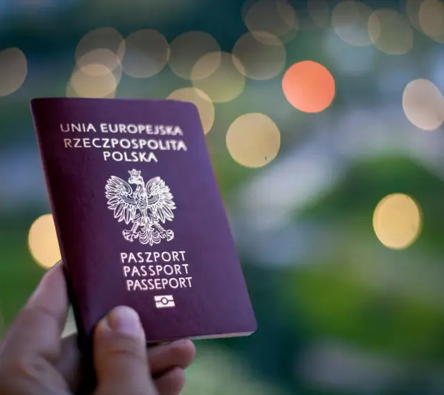 Polski paszport w dłoni, gotowy do podróży. Wkrótce wizyta w biurze paszportowym w Radomiu po nowe dokumenty.