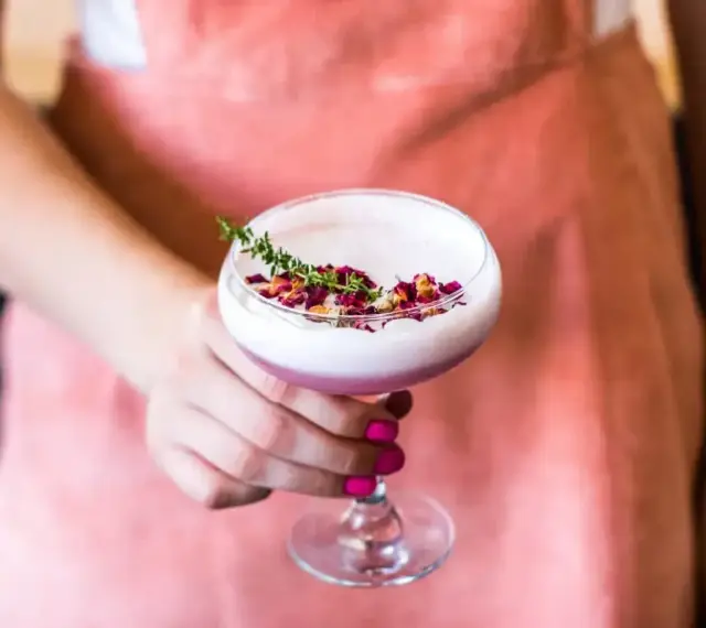 Elegancki koktajl z Gordon's gin, pianką, płatkami róż i gałązką tymianku. Idealny na letnie wieczory.