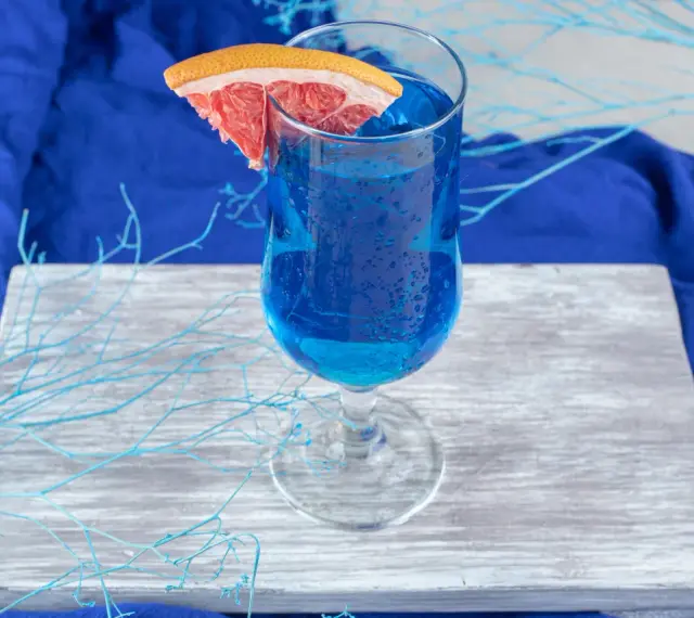 Niebieski gin: Z czym pić? Odkryj przepisy i magiczny efekt koloru