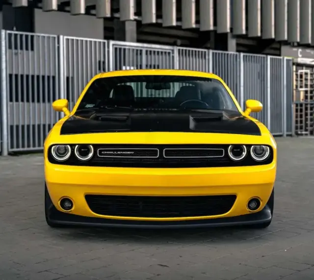 Żółty Dodge Challenger z czarną maską. Sprawdź, jaka jest dodge challenger cena i poczuj moc!