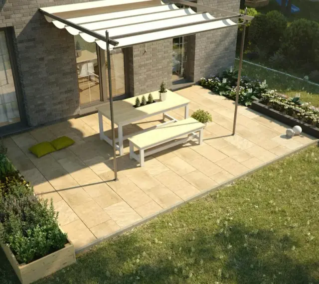 Moderne garten terrasse ideen: helle Steinplatten, Pergola mit Sonnensegel, Holztisch mit Bänken, grüne Beete und Rasen.