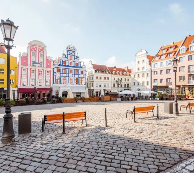 Kolorowe kamienice na Rynku Siennym w Szczecinie. Idealne miejsce na weekendowe atrakcje, z ławeczkami i kawiarniami.
